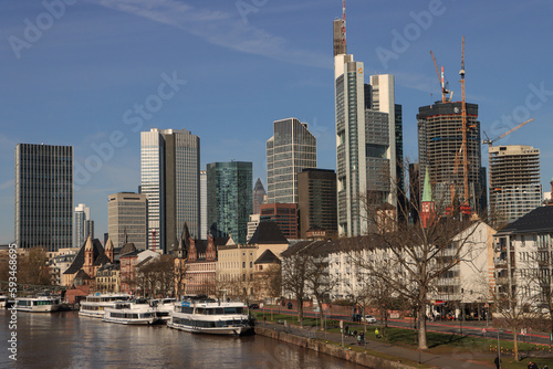 Frankfurt am Main; Blick von der Alten Brücke auf Mainkai und Skyline im April 2023