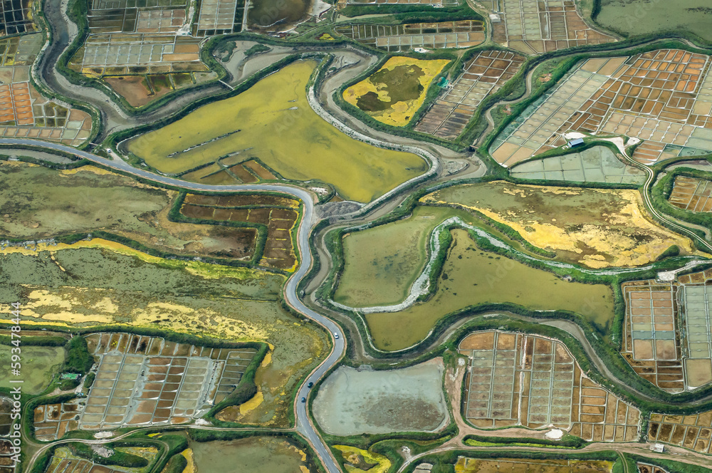 vue aérienne des marais salants de Guérande en France