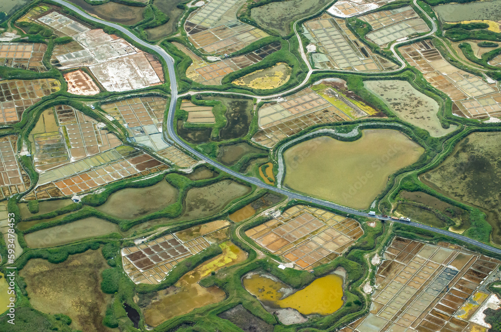 vue aérienne des marais salants de Guérande en France