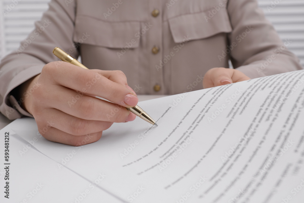 Naklejka premium Woman signing document with pen, closeup view