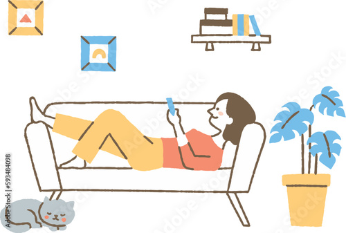 ソファーに横になってスマホを見ている女性_色