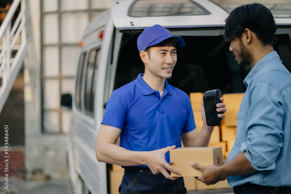 Obraz premium Asian delivery man, Hand using smart phone to scan QR code on tag, concept of parcel delivery, Qr code payment concept.