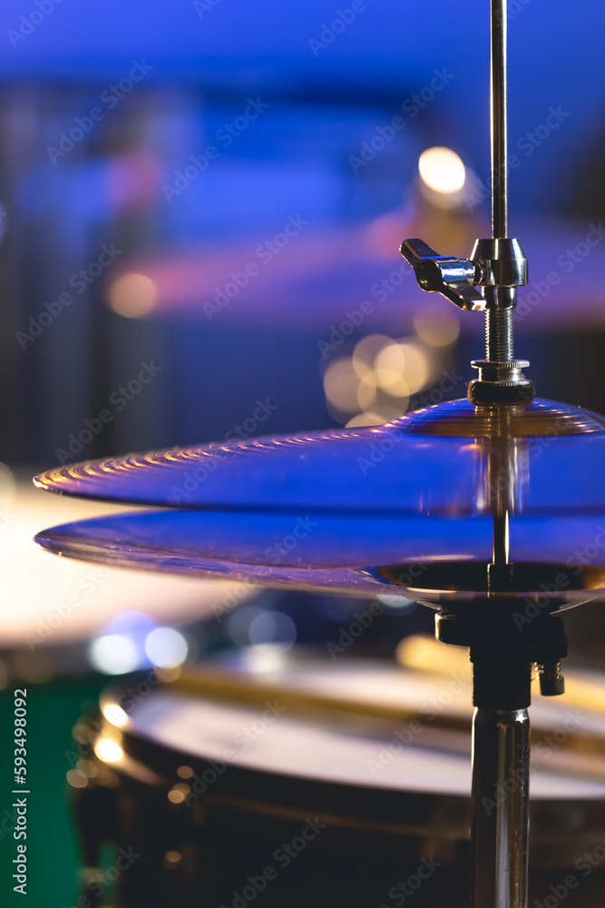 Obraz premium Drum cymbal close-up on a dark blurred background.