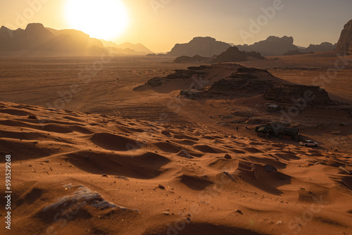 Wadi Rum w Jordanii. Zbli  enie na sk  pany w s  o  cu pustynny piasek. 