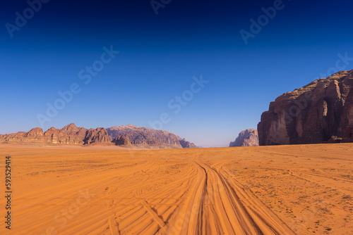 Wadi Rum w Jordanii. Droga na pustynnym piasku mi  dzy formacjami skalnymi.