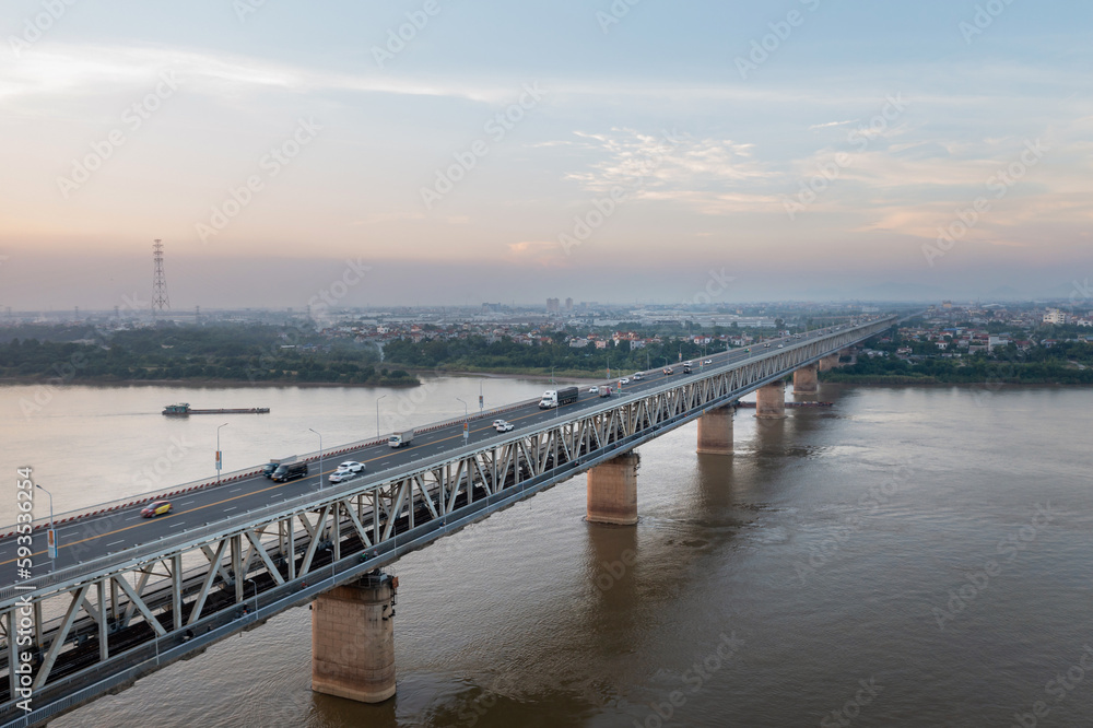 Obraz premium Thang Long bridge crossing Red river in Hanoi, Vietnam