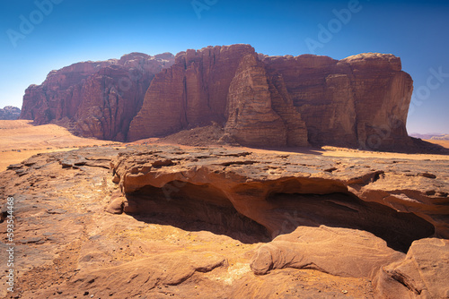 Wadi Rum w Jordanii. Pustynne formacje skalne na tle b    kitnego nieba.