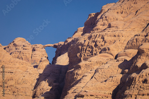 Wadi Rum w Jordanii. Pustynne formacje skalne na tle błękitnego nieba.