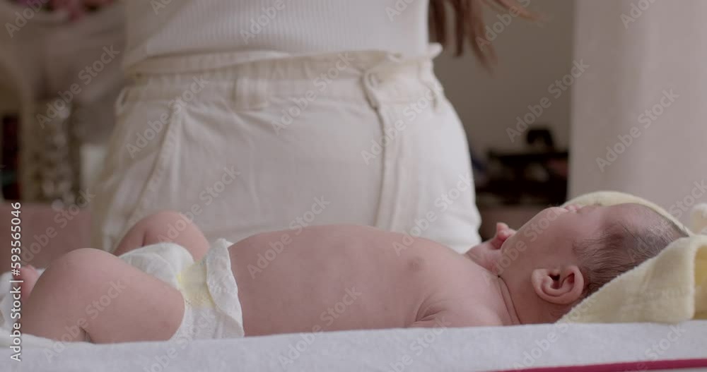 Stockvideo Young mother gently kisses her newborn child. Risk that come