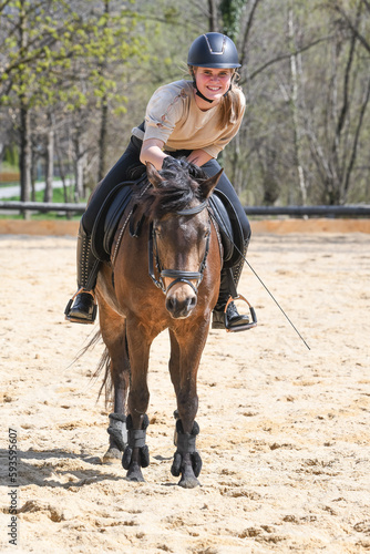 Glückliche Reiterin mit Pferd © Petra Fischer