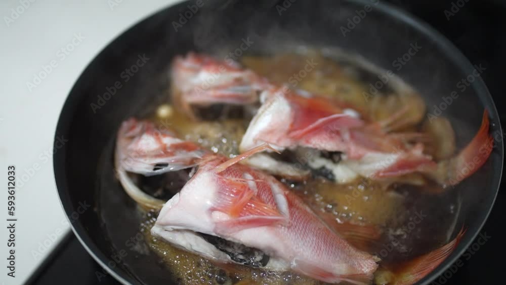 ユメカサゴの姿煮を作る様子 ユメカサゴの姿煮を作る様子