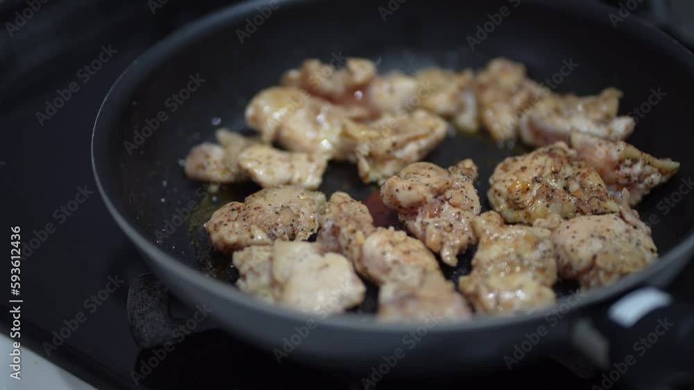 味付けした鶏肉を焼く様子 味付けした鶏肉を焼く様子