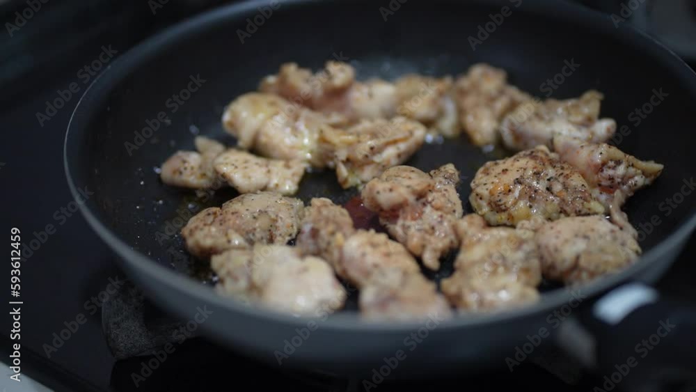 味付けした鶏肉を焼く様子 味付けした鶏肉を焼く様子