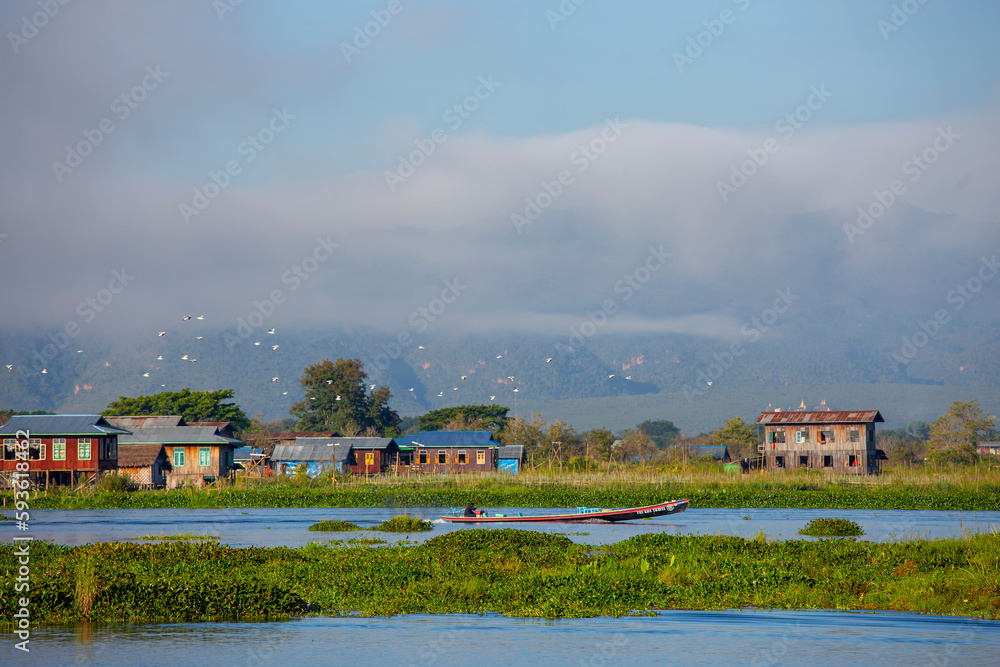 Obraz premium Mandalay, Myanmar, November 22, 2016: Myanmar people traveling by boat