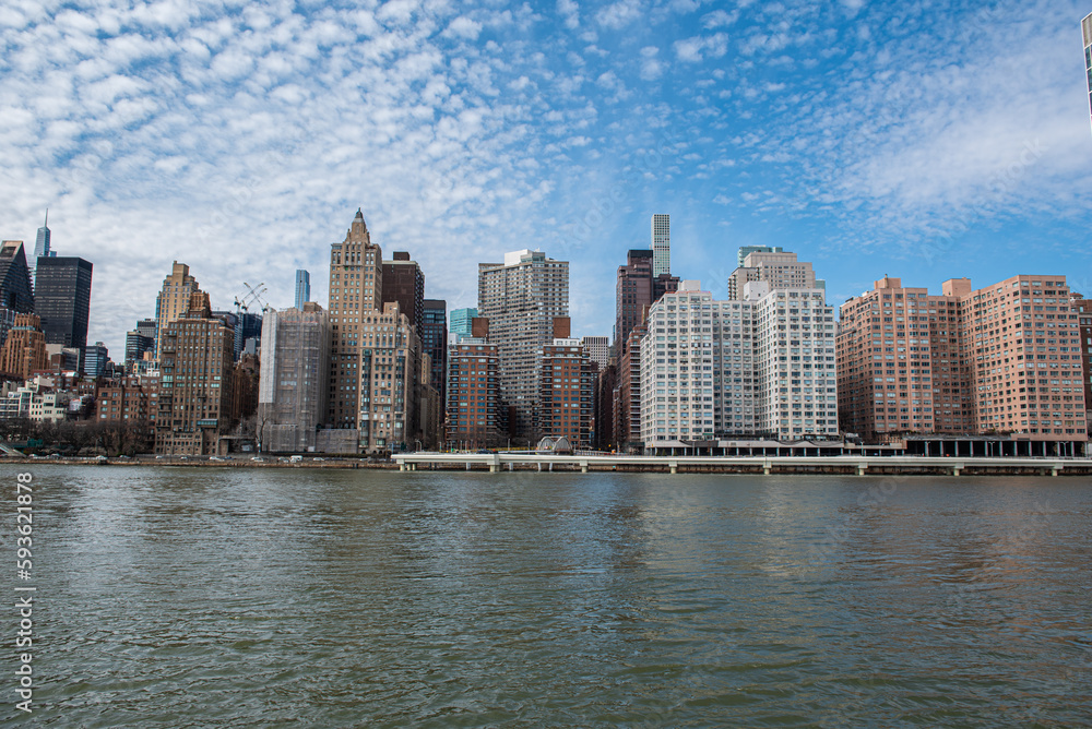 Naklejka premium Manhattan, looking at the sky