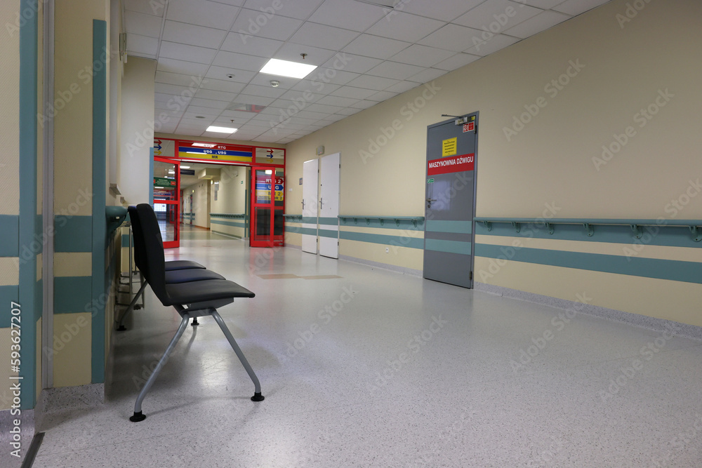 Poczekalnia w szpitalu miejskim z krzesłami dla pacjentów. Izba przyjęć.  - obrazy, fototapety, plakaty 