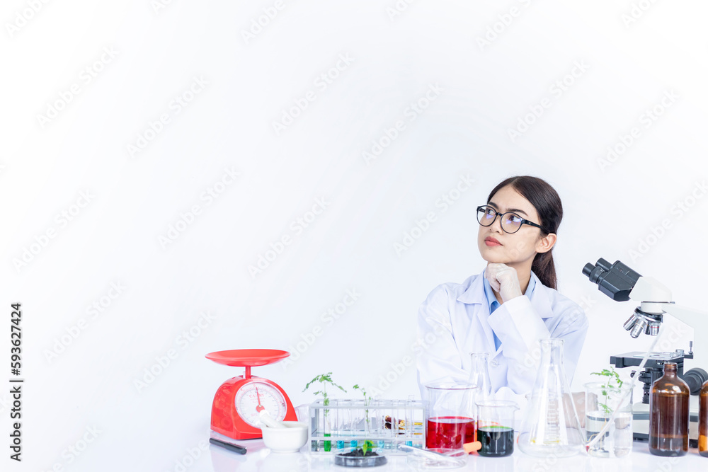 Fototapeta premium Female scientist with idea