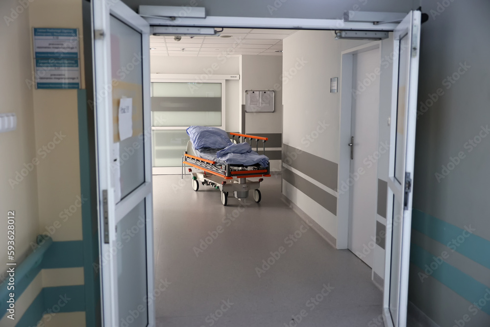łóżko szpitalne na korytarzu w klinice.  - obrazy, fototapety, plakaty 