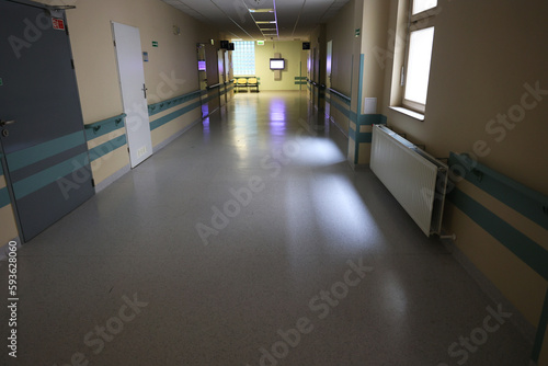 Nowoczesny korytarz w budynku szpitala miejskiego. 