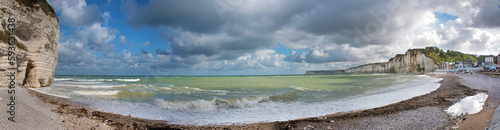 Yport Strand, extremes Panorama mit dramatischem Himmel