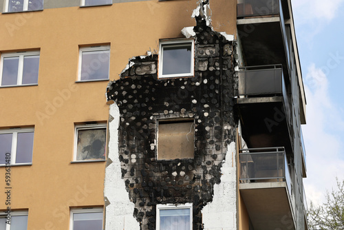 Uszkodzony budynek po pożarze mieszkania w bloku mieszkalnym.