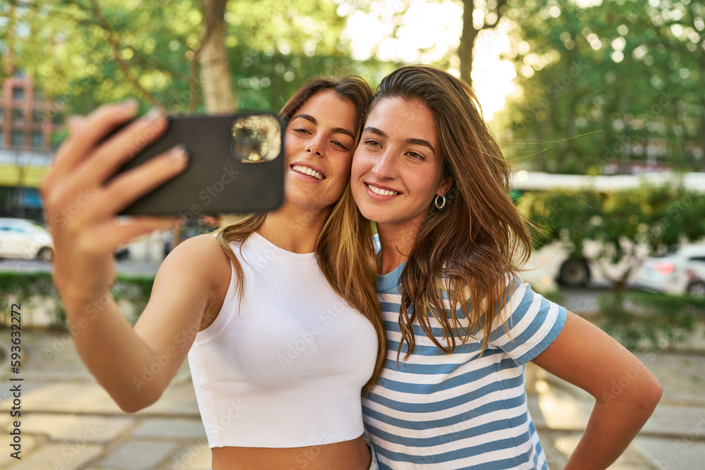 Naklejka premium Smiling friends taking a selfie in the park.