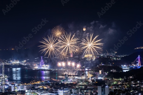 Beautiful shot of the exploding fireworks at the 2022 Yeosu Night Sea Fireworks Festival © Koo Taesung/Wirestock Creators
