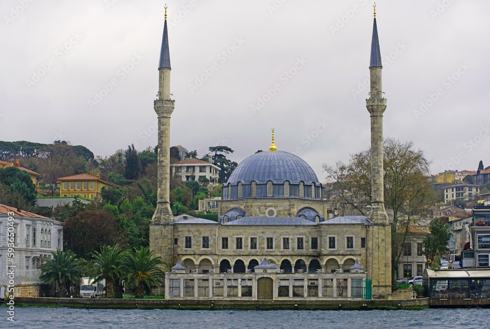 Fototapeta premium Mosque and buildings on the waterfront on the Asia side, Golden Horn, Istanbul, Turkey.