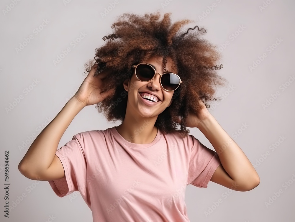 Junge selbstbewusste Frau mit Afro Haaren tanzt und lächelt glücklich in modischem T-Shirt und Sonnenbrille auf weißem Hintergrund, generative AI. Junge selbstbewusste Frau mit Afro Haaren tanzt und lächelt glücklich in modischem T-Shirt und Sonnenbrille auf weißem Hintergrund, generative AI.