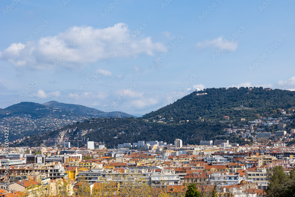 Panorama sur les quartiers nord et nord-est de Nice dominé par le Mont Gros et l'Observatoire de la Côte d'Azur