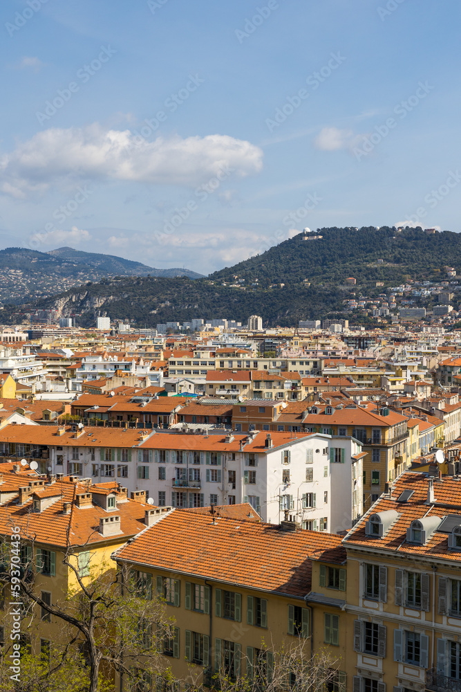 Panorama sur les quartiers nord et nord-est de Nice dominé par le Mont Gros et l'Observatoire de la Côte d'Azur