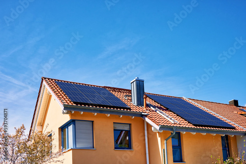 Wohnhaus mit Solaranlage