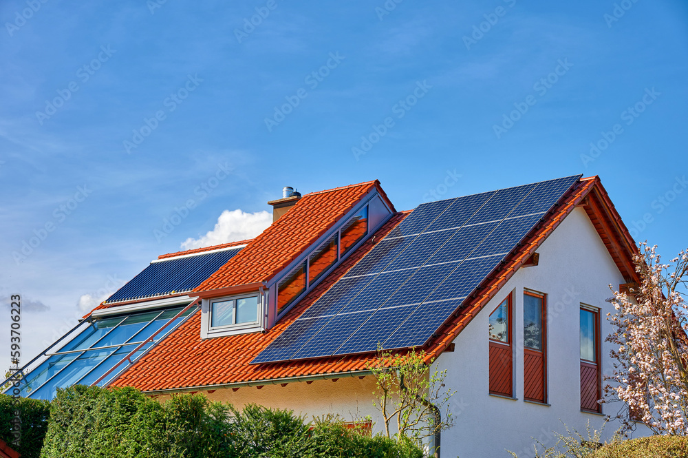 Modernes Wohnhaus mit Solardach zur Strom- und Warmwassererzeugung