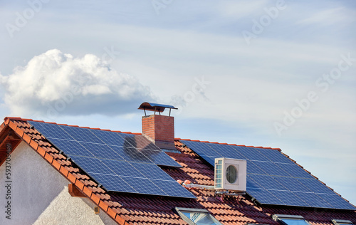 Hausdach mit Solaranlage und Wärmepumpe