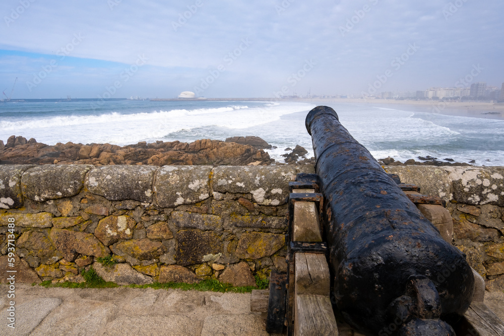 Cañón en el muro del castillo de Matosinhos para defender la ciudad con el océano Atlántico al fondo. Cañón en el muro del castillo de Matosinhos para defender la ciudad con el océano Atlántico al fondo.