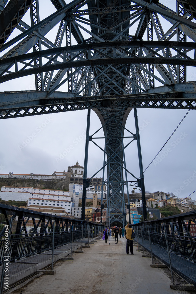 Fototapeta premium Puente de Don Luis I visto desde abajo en Oporto con los hierros por todos lados en un día nublado de primavera.