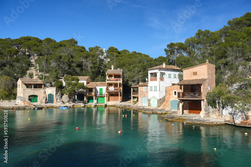 Maisons dans le port naturel de Cala Figuera, Majorque. photo