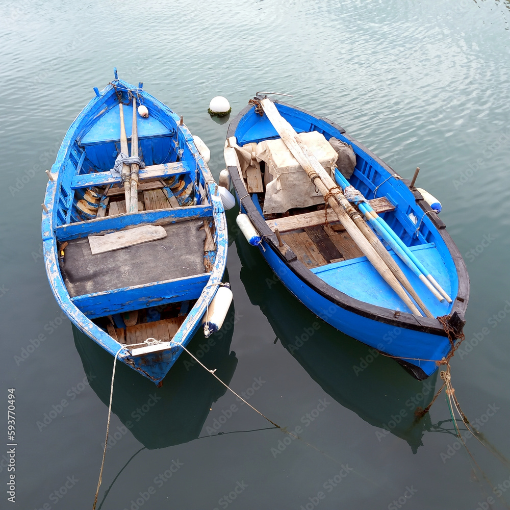 Due vecchie barche da pesca in legno ormeggiate al molo. Bari, sud Italia