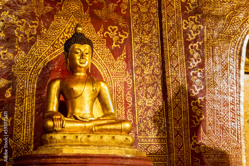 Obraz na płótnie The Phra Buddha Sihing statue in the Viharn Lai Kham at Wat Phra Singh , Chiang Mai , Thailand w salonie