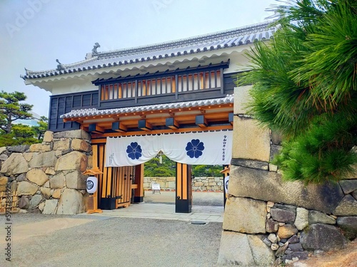 Obraz na płótnie 日本の香川県の観光地、国指定史跡・重要文化財玉藻公園（高松城跡）の桜御門後の風景（コピースペースあり）
