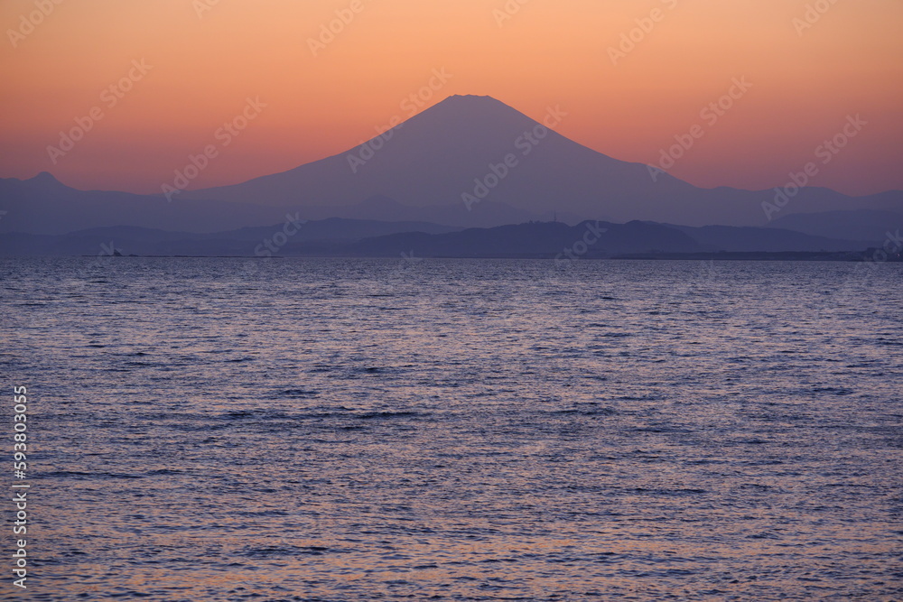 夕暮れの湘南の海と富士山
