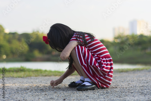 Foto de uma menina brincando sozinha em um parque photo