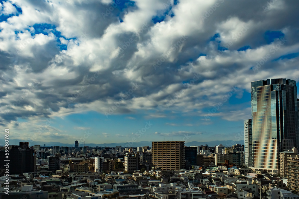 空と雲と街とビルの画像、昼間