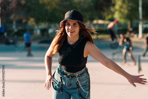 bella mujer joven andando en patines de 4 ruedas en la ciudad al atardecer en un día de verano