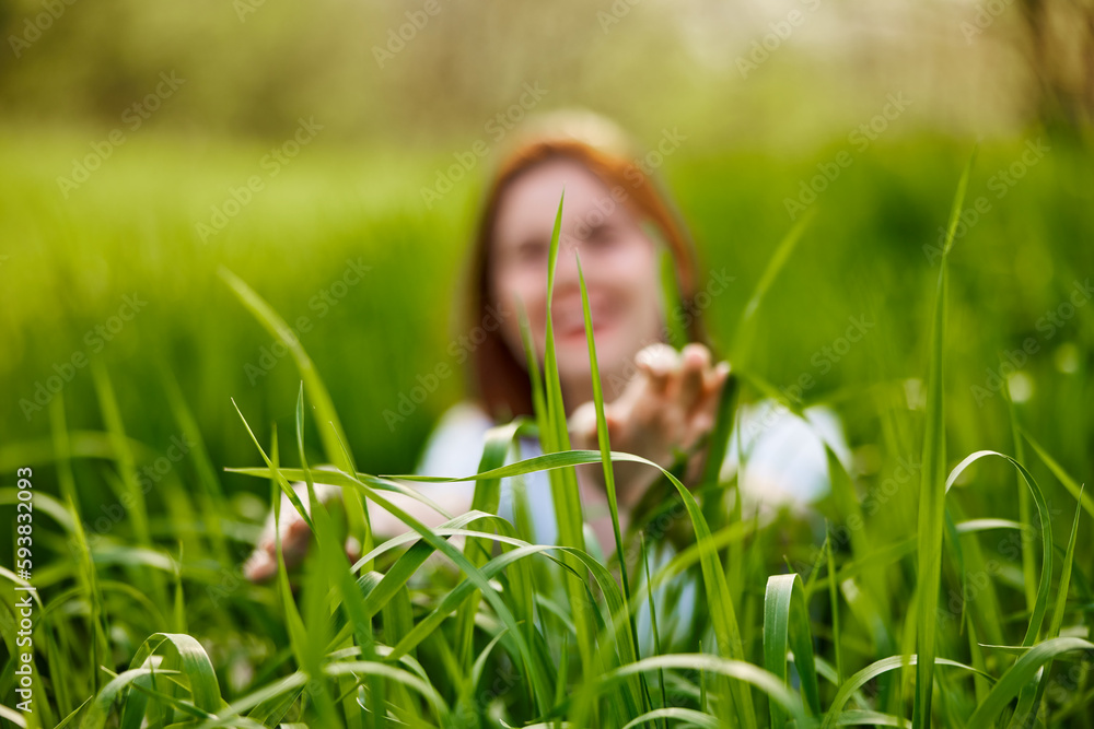 Obraz premium silhouette of a woman walking in tall grass. Photo out of focus