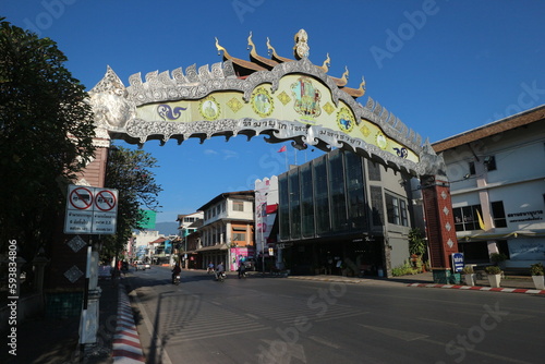 タイ　チェンマイの町並みとアーチ