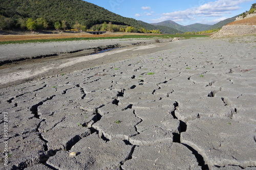 Sécheresse manque d'eau dans les Pyrénées orientales, terre craquelée rivière Agly 