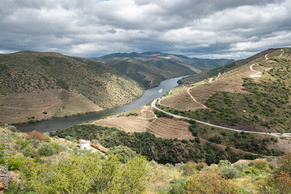 Entre montes e montanhas o rio Douro e o pequeno rio Côa num dia nublado no vale do Côa em Portugal
