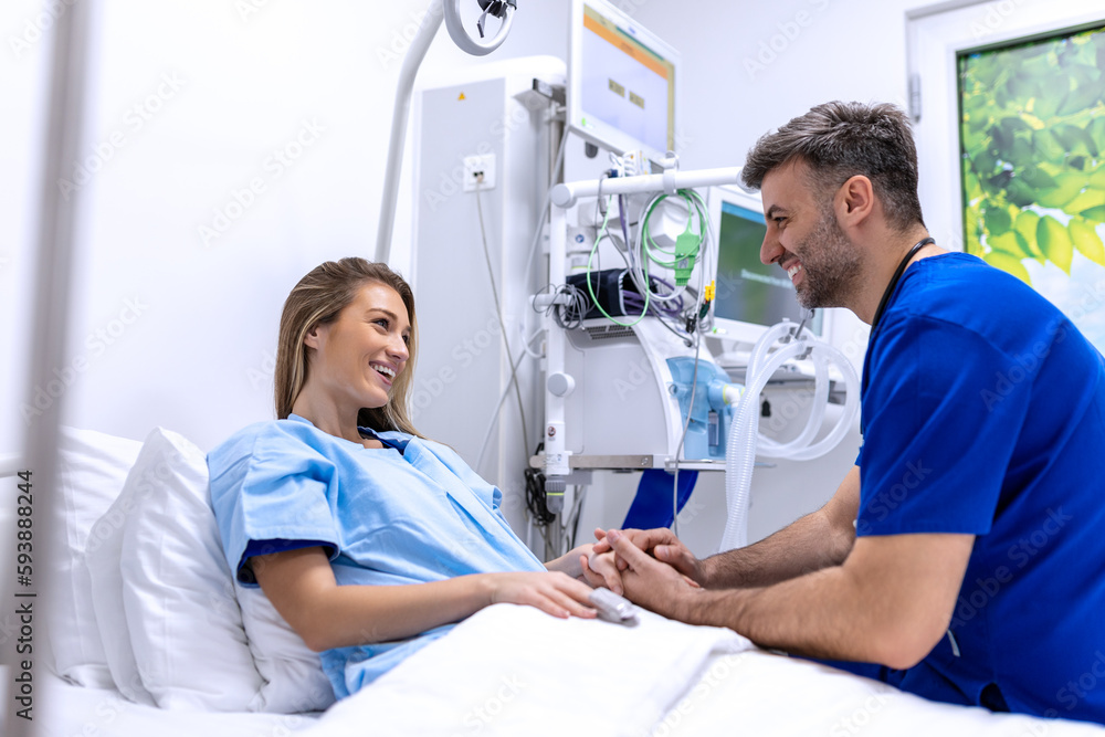 Obraz premium Healthcare concept of professional doctor consulting and comforting patient in hospital bed or counsel diagnosis health. Medical doctor or nurse holding patient's hands and comforting her