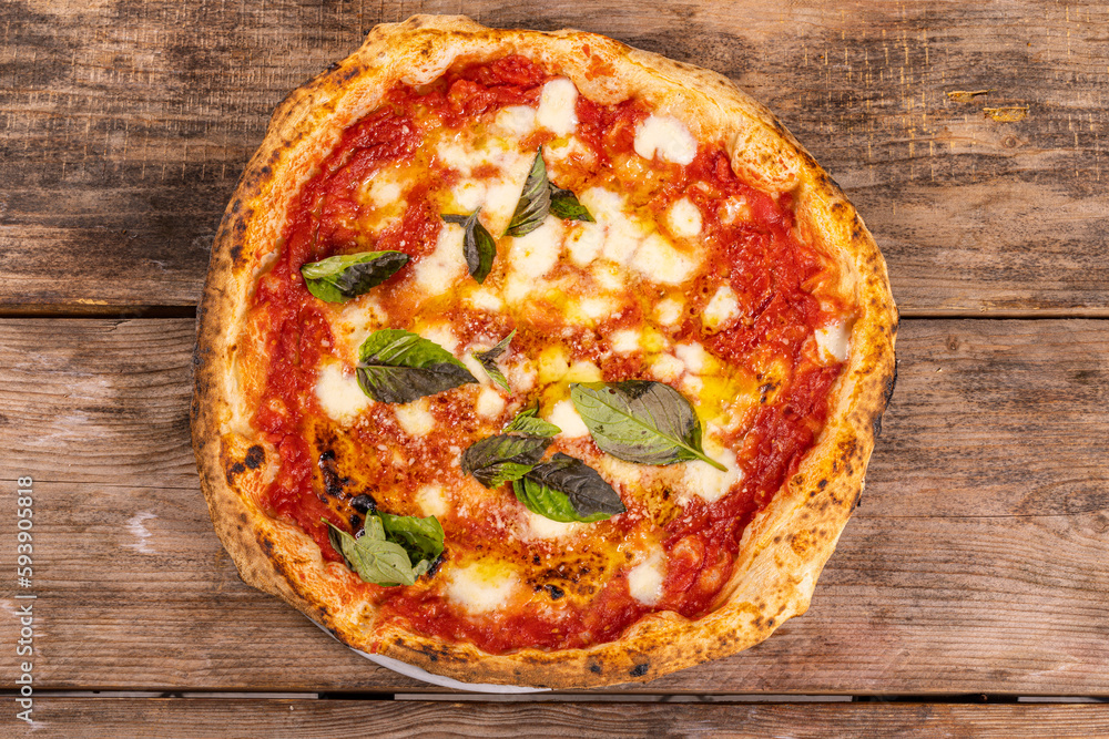 Pizza Margherita Napoletana con sugo di pomodoro, mozzarella di bufala